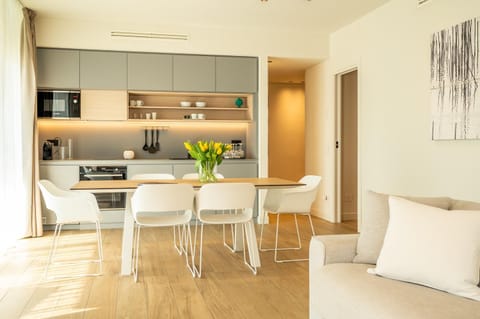 Kitchen or kitchenette, Living room, Seating area, Dining area, pet friendly, stove