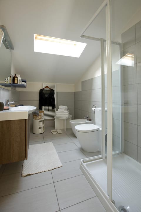 Shower, Toilet, Bathroom, bidet, towels