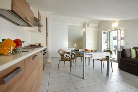 Kitchen or kitchenette, Living room, Food and drinks, Seating area, Dining area, Food, minibar, stove