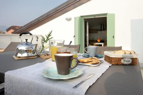 Coffee/tea facilities, Food and drinks, Dining area, Food, Breakfast, Drinks