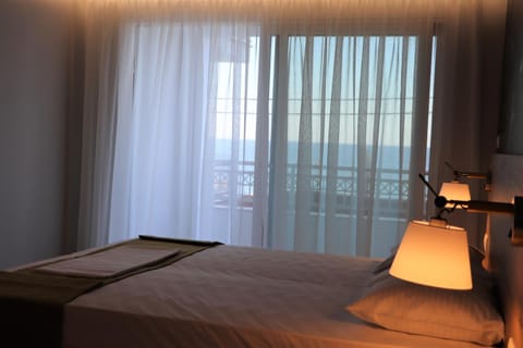 Bed, Photo of the whole room, Decorative detail, Sea view