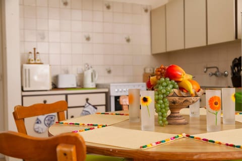 Kitchen or kitchenette, Seating area, Dining area