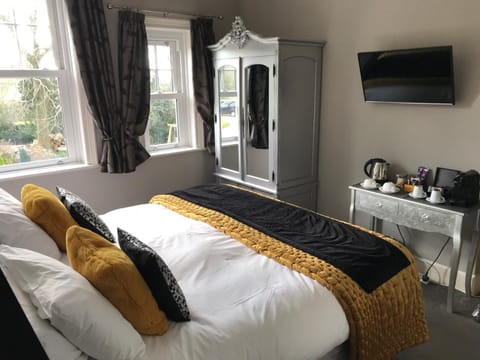 Bed, TV and multimedia, Photo of the whole room