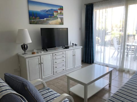 Modern, pool-side 2 bedroomed apartment Copropriété in Paphos