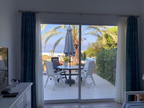 Modern, pool-side 2 bedroomed apartment Condo in Paphos