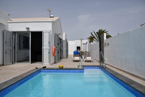 Shower, BBQ facilities, Balcony/Terrace, Swimming pool, Swimming pool