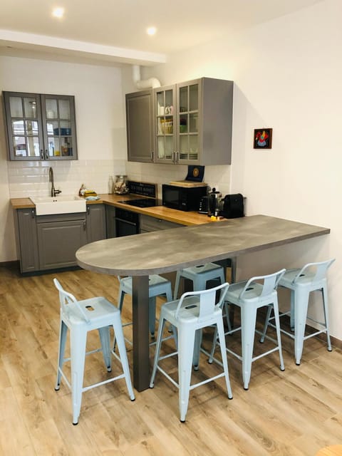 Kitchen or kitchenette, Dining area