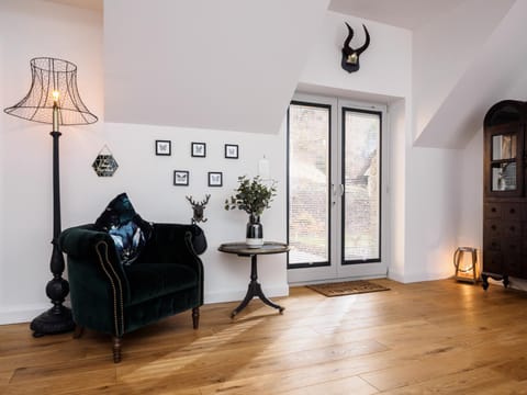 Living room, Photo of the whole room, Seating area
