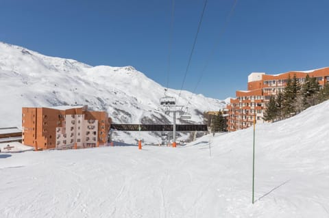 Property building, Day, Winter, Skiing, Skiing, Mountain view, Time of day