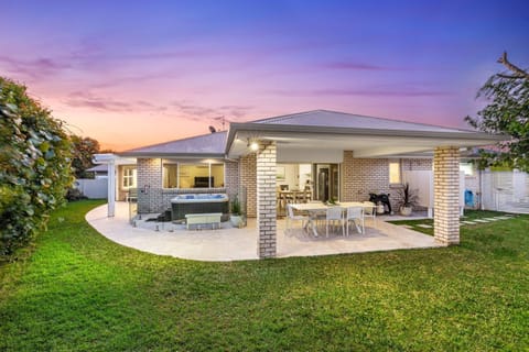 Salty Pause at Bondi House - with Spa and Pet Friendly! House in Kingscliff