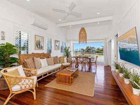 Oceanfront Beach House On Marine Parade Haus in Kingscliff