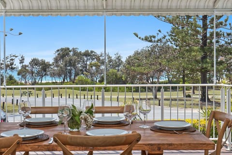 Oceanfront Beach House On Marine Parade Casa in Kingscliff