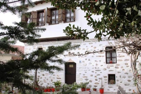 Property building, Facade/entrance, Garden, Garden view