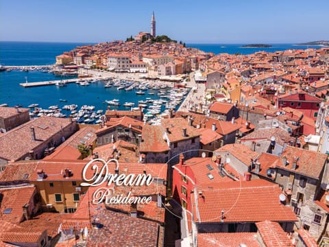 Property building, Nearby landmark, Day, Bird's eye view, Text overlay, City view, Landmark view, Sea view