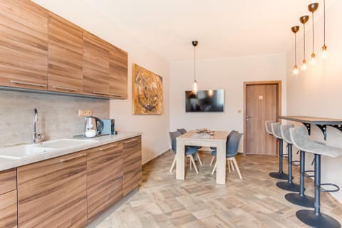 Kitchen or kitchenette, Dining area