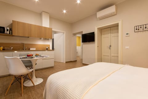 Bed, Kitchen or kitchenette, Photo of the whole room, Dining area, air conditioner