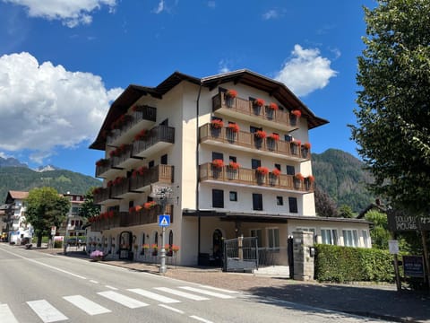 Property building, Neighbourhood, Mountain view, Street view, Location