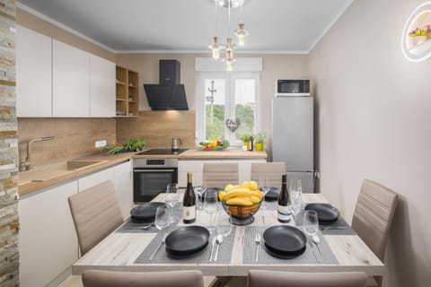 Dining area, kitchen