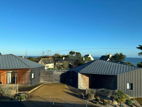 Property building, Facade/entrance, Sea view, Sea view, Parking