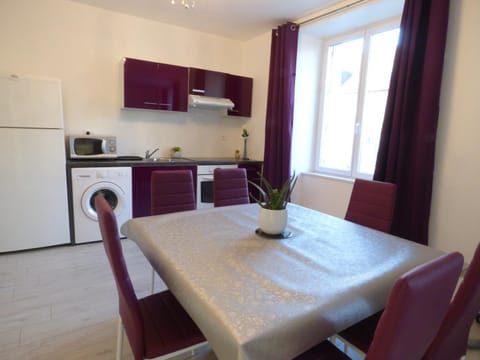 Coffee/tea facilities, Kitchen or kitchenette, Dining area