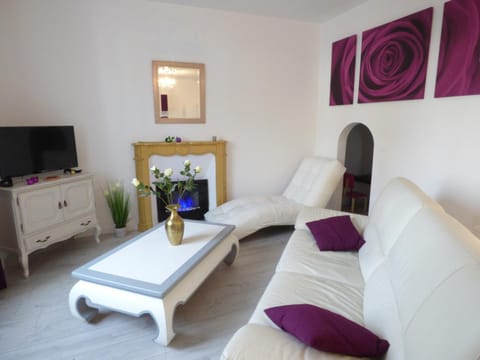 Activities, Game Room, TV and multimedia, Living room, Seating area, Entertainment, Family