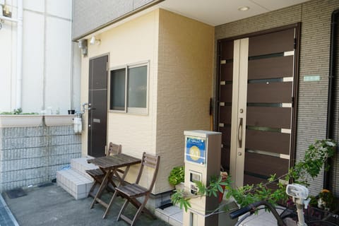Auberge du Tanuki Noir Maison d'Hôtes Bed and Breakfast in Osaka