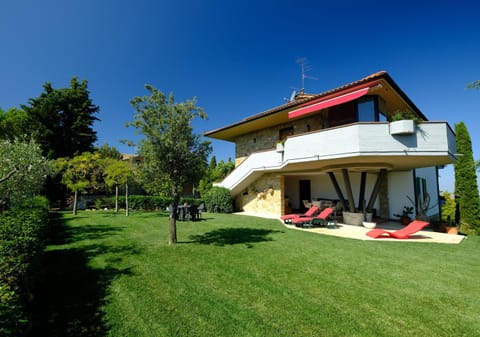 Property building, Patio, Day, Garden, Garden view, sunbed