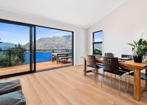 Modern Luxe House with Magnificent View Maison in Queenstown