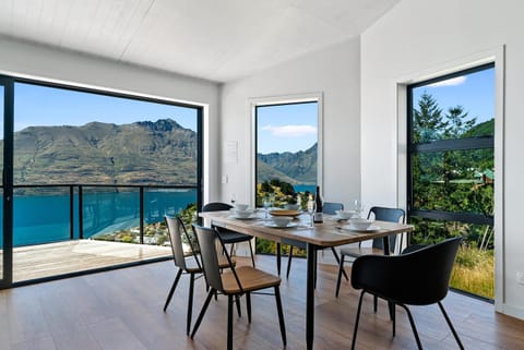 Modern Luxe House with Magnificent View House in Queenstown