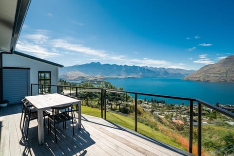 Modern Luxe House with Magnificent View House in Queenstown