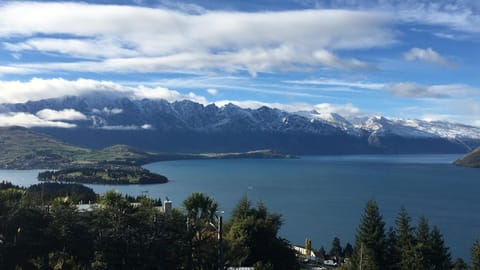 Modern Luxe House with Magnificent View House in Queenstown