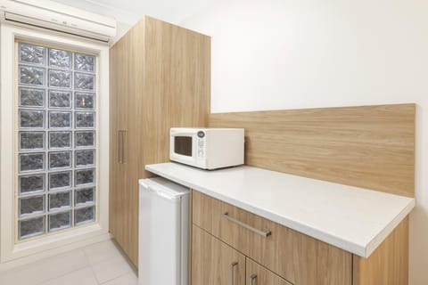 Kitchen or kitchenette, minibar