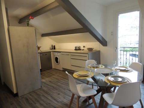 Kitchen or kitchenette, Dining area