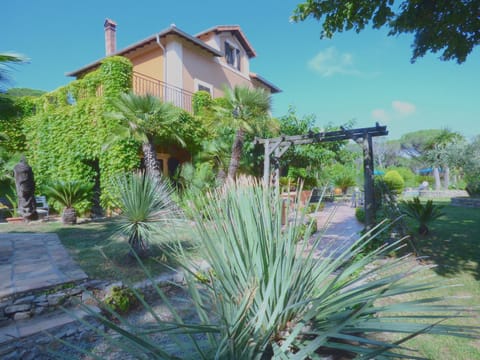 Facade/entrance, Garden