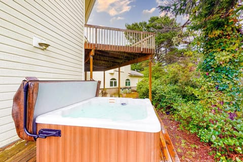 Riverfront Estate House in Oregon