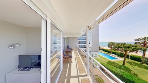 Property building, Patio, Communal lounge/ TV room, Day, Natural landscape, Garden, TV and multimedia, View (from property/room), Balcony/Terrace, Evening entertainment, Garden view, Pool view, Sea view, Swimming pool