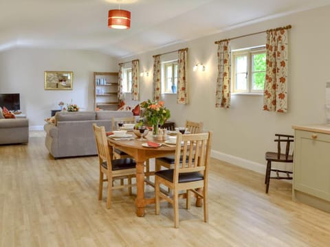 Woodlands Dairy Cottage House in Wisborough Green