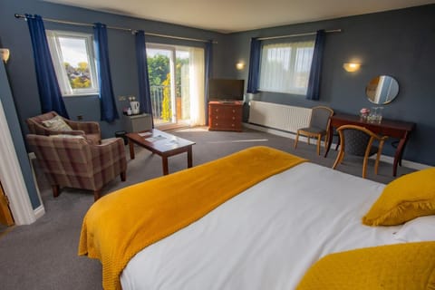 Bed, Photo of the whole room, Seating area, Bedroom