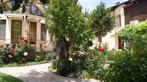 Garden, Seating area, Sea view