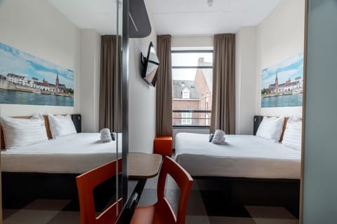 Bed, TV and multimedia, Bedroom