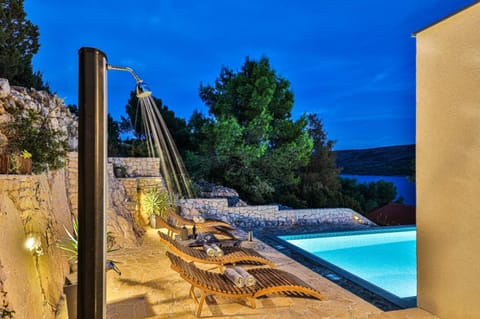 Villa Regina with heated pool and sea view Chalet in Split-Dalmatia County