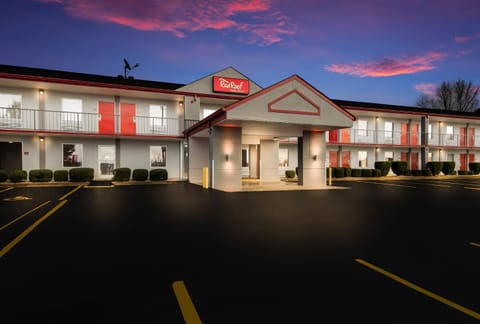 Red Roof Inn & Suites Jackson, TN Motel in Jackson