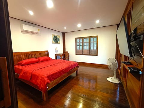 Bed, TV and multimedia, Photo of the whole room, Bedroom, fireplace, air conditioner