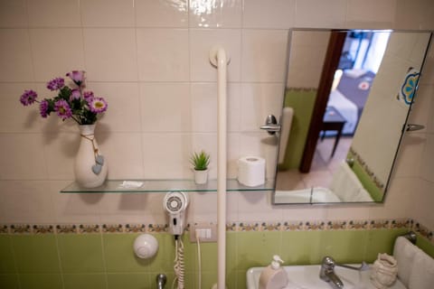 Shower, Property building, Bathroom, Photo of the whole room, Decorative detail, Logo/Certificate/Sign, Bedroom, Text overlay, Area and facilities, Swimming pool, Certificate/Award, bidet, dishwasher