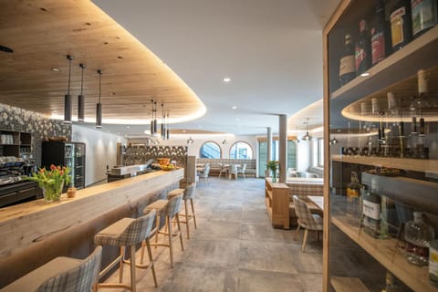 Restaurant/places to eat, Lounge or bar, Food and drinks, Food, Drinks