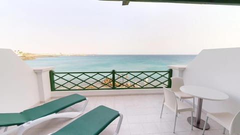 View (from property/room), Balcony/Terrace, Beach, Sea view, sunbed