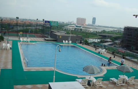 Day, Pool view