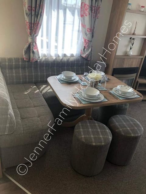 Kestral Close caravan holidays with hot tub House in Tattershall