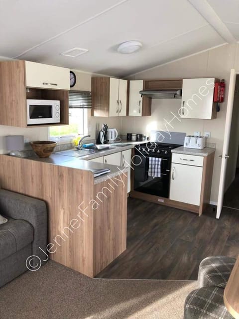 Kestral Close caravan holidays with hot tub House in Tattershall