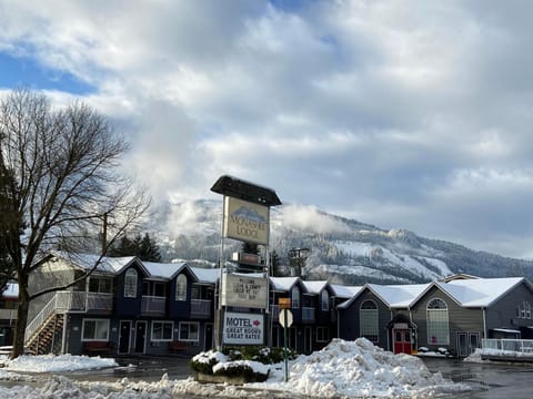 Property building, Day, Natural landscape, Winter, Mountain view